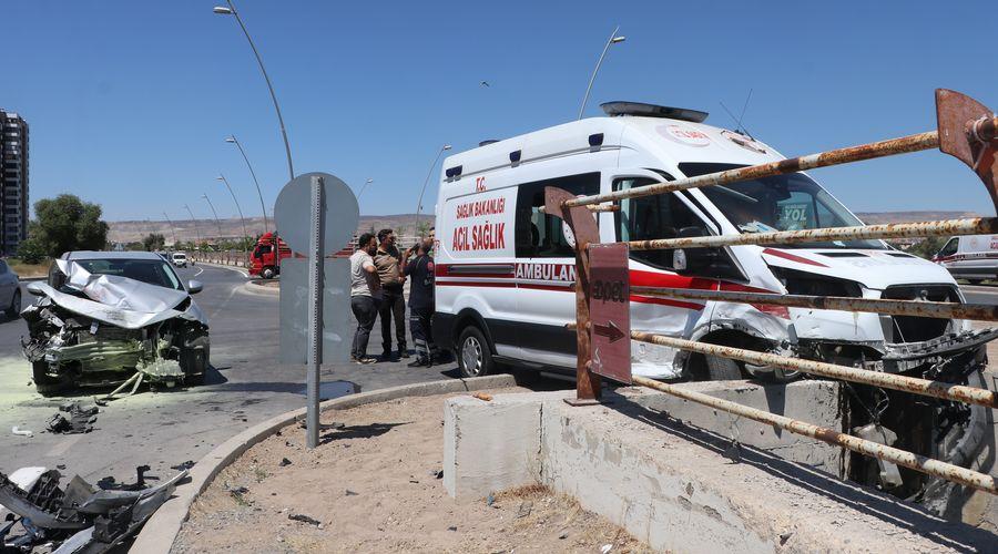 Kayseri'de ambulans ile otomobil çarpıştı: 6 yaralı