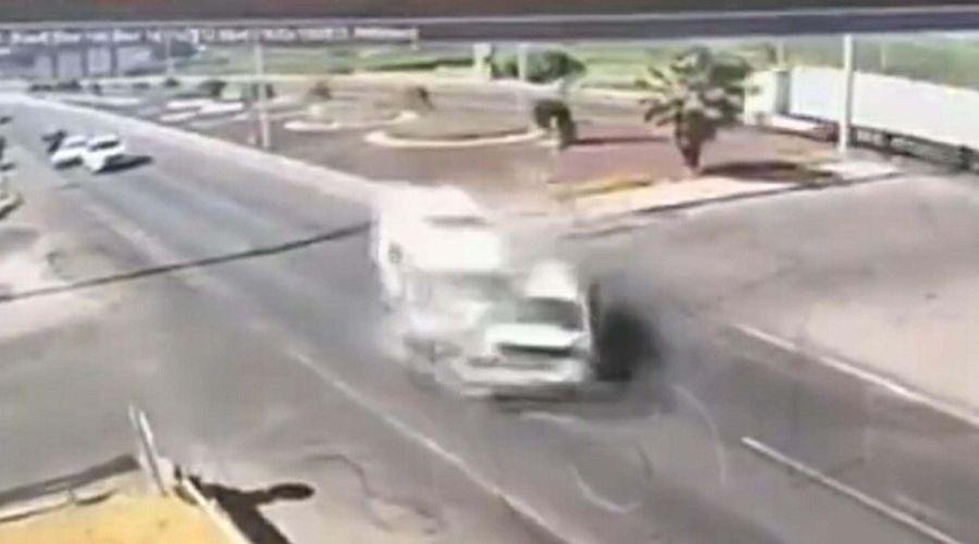 Ambulansla otomobilin çarpıştığı ölümlü kaza kamerada