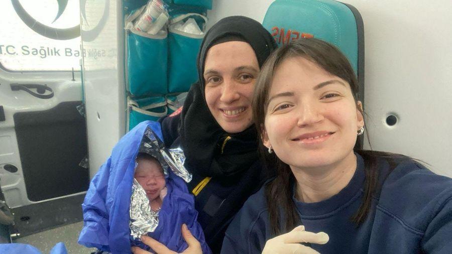 Karabük'te hastane yolunda doğumu başlayan kadın bebeğini ambulansta dünyaya getirdi