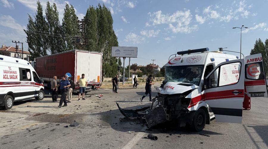 Ankara'da TIR ile ambulans çarpıştı: 5 yaralı