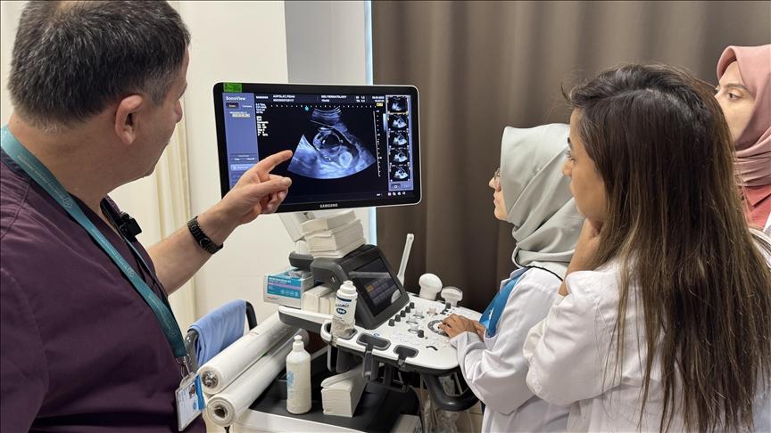Anne karnındaki 140 gramlık tek yumurta ikizine 'idrar torbası' ameliyatı