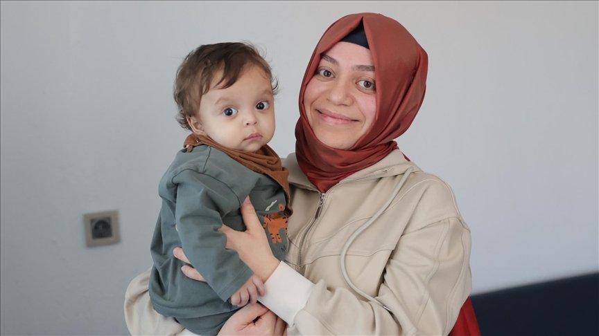 Annesinden karaciğer nakledilen bebeğe aynı ameliyatta bağırsaktan da safra yolu yapıldı
