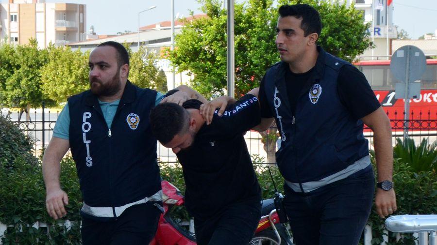 Eczaneden hırsızlık yapan şüpheli, kafede otururken yakalandı