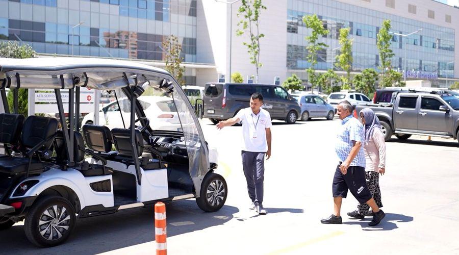 Antalya Şehir Hastanesinde yürümekte zorlanan hastalar elektrikli araçlar ile taşınıyor