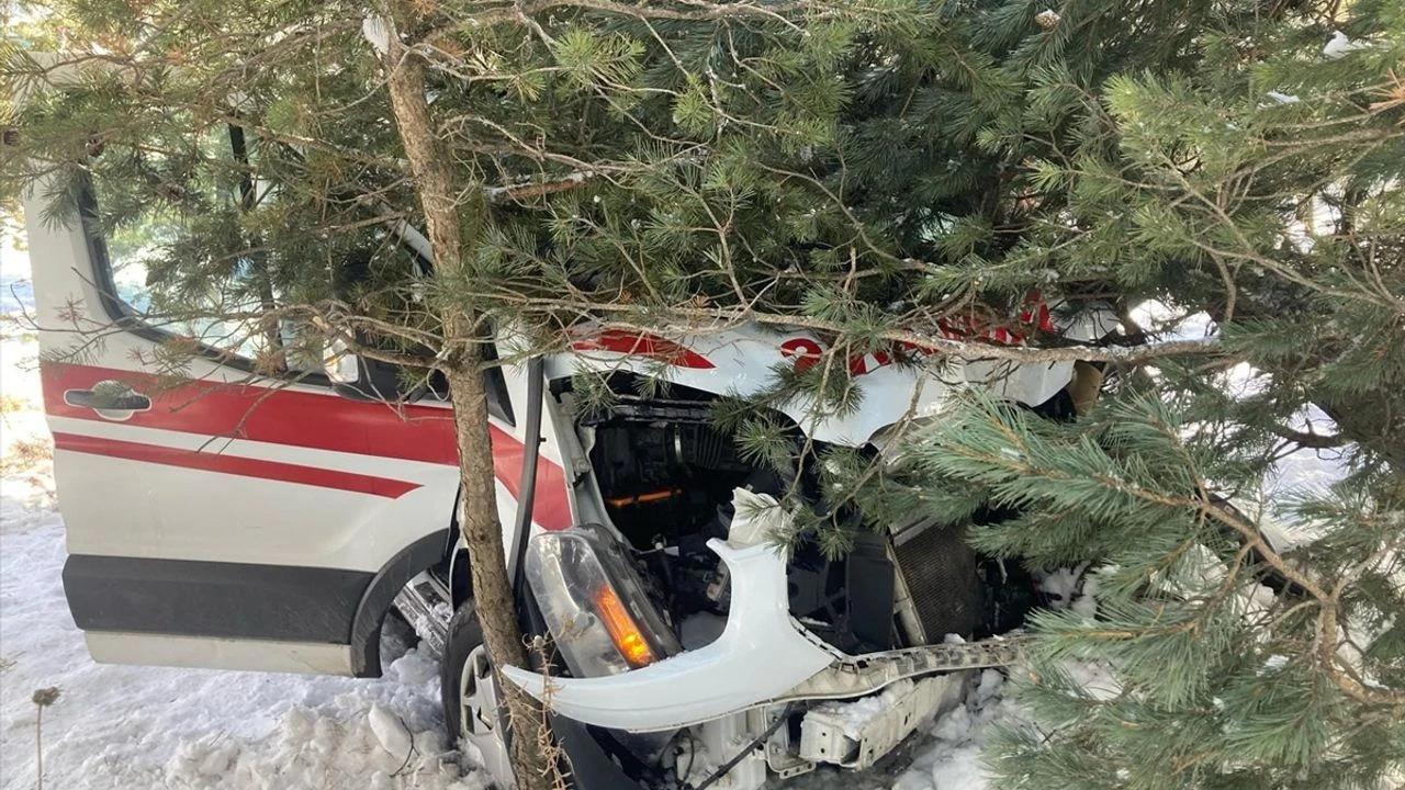 Ambulans ağaçlara çarptı: 3 sağlık personeli yaralandı