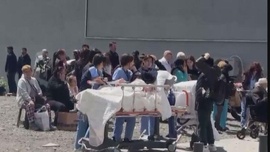 Depremle sarsılan hastane boşaltıldı: Yatan hastalar arsaya çıkarıldı