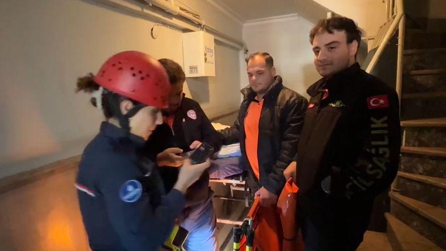 Müdahaleye gittikleri binanın asansöründe mahsur kalan sağlık ekibini itfaiye kurtardı