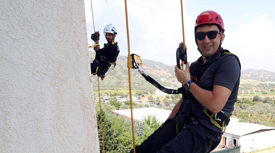Başhekim, tedavi gören çocuklara moral vermek için 8. kattan iple inerek pankart açtı
