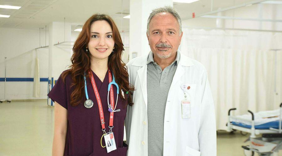 Baba-kız aynı hastanede şifa dağıtıyor