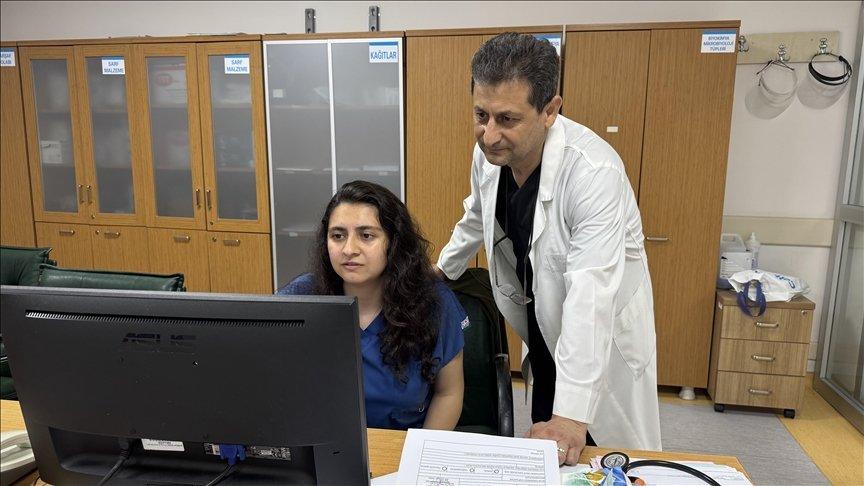Çocukken izlediği babasıyla aynı hastanede görev yapıyor