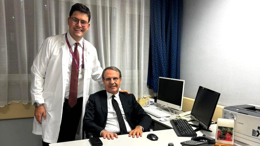 Babasının odasında onun gibi hastaları tedavi ediyor