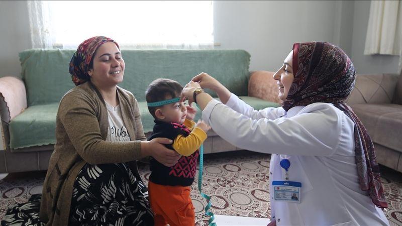 Bahar ebe, 7 yıldır köyleri gezerek anne ve bebek sağlığını takip ediyor