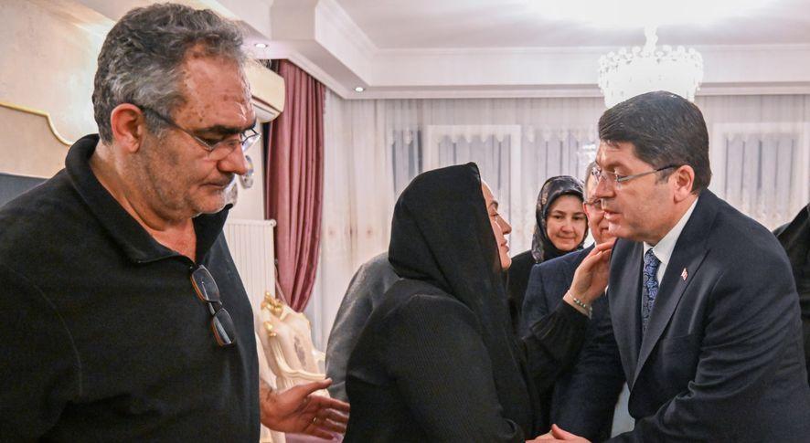 Bakan Tunç'tan, yangında hayatını kaybeden tıp öğrencisi Yiğit'in ailesine taziye ziyareti