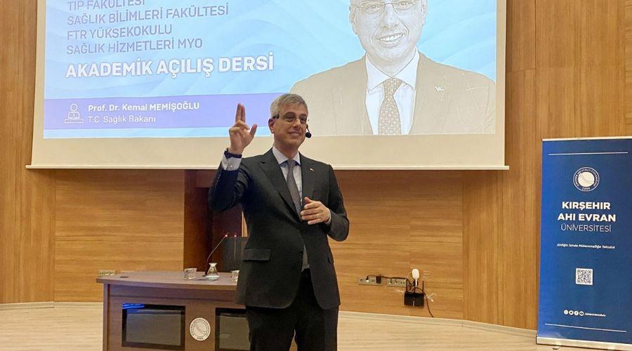 Bakan Memişoğlu'dan tıp öğrencilerine: Bizim yaptığımız iş maneviyatsız yapılacak bir iş değil