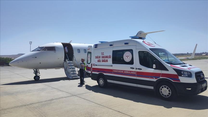 Batman'da ambulans uçak 33 günlük bebek için havalandı