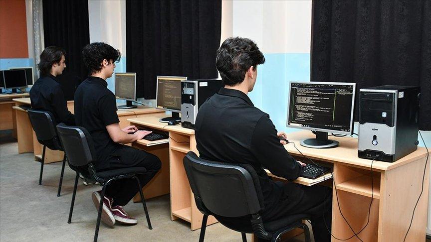 Üç lise öğrencisinden ALS hastalarının iletişim kurmaları için mobil uygulama