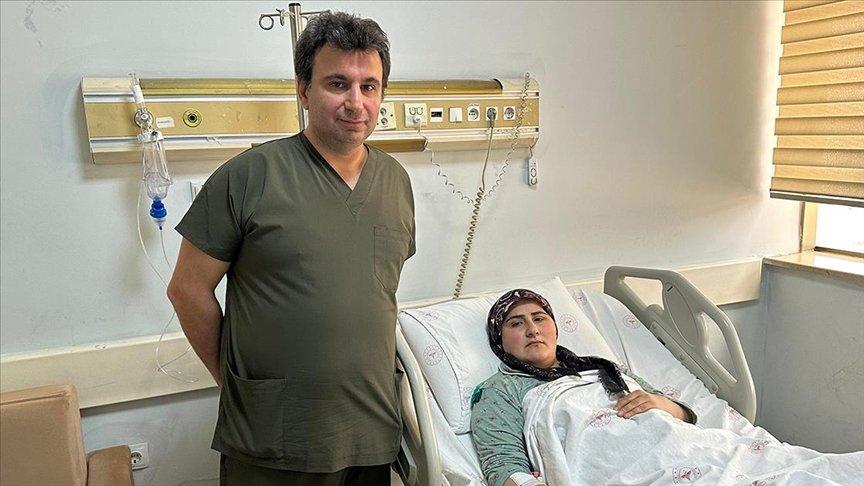 Beyin kanaması geçiren hamile kadın, doktorların müdahalesiyle hayata tutundu