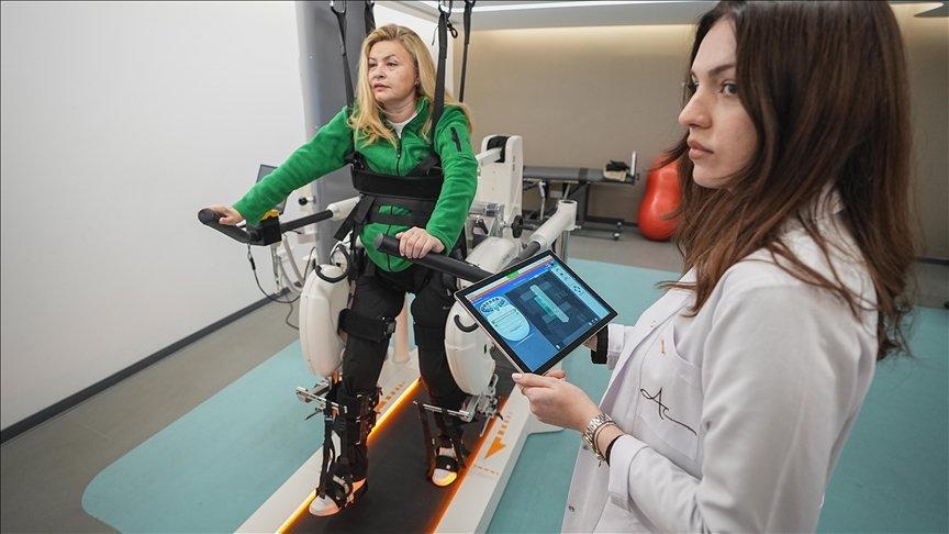 Epidural stimülasyonu ve kök hücre tedavisi felçli hastaya umut ışığı oldu