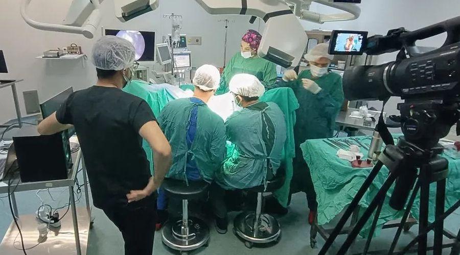 Van'da kapalı yöntemle yapılan rahim ameliyatlarını 70 doktor canlı yayında izledi