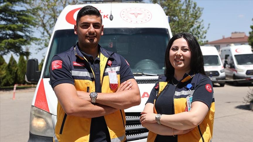 Aynı ambulansta hayat kurtarıyorlar