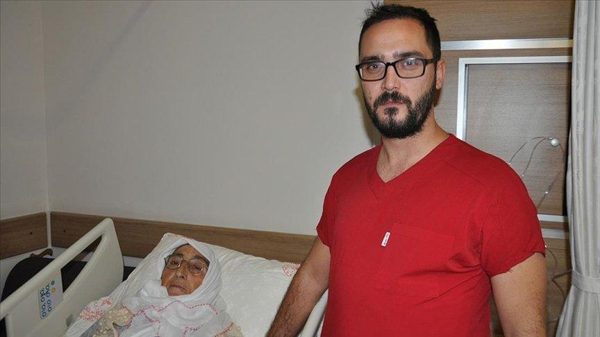 Kanseri yenen 81 yaşındaki hasta, 'kemik çimentosu' tedavisiyle ayağa kalktı