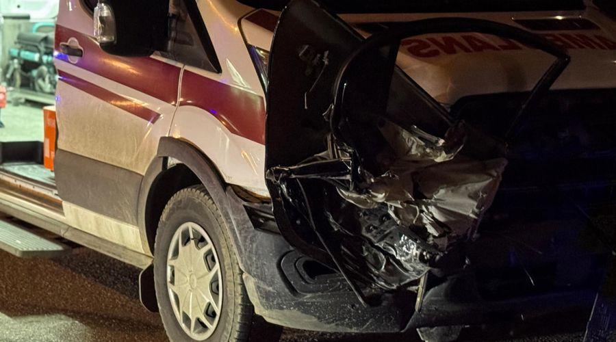 Çorum'da ambulans ile otomobil çarpıştı: 2 yaralı