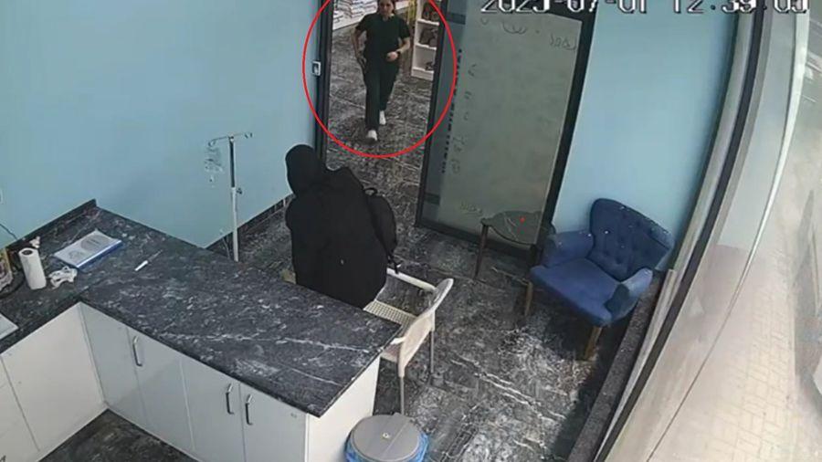 Deprem sırasında serum takılı köpeğin yanına koştu