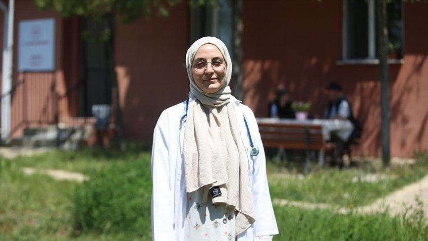 Şehirden uzaklaşmak için gönüllü tayin istediği köyde ebelik yapıyor