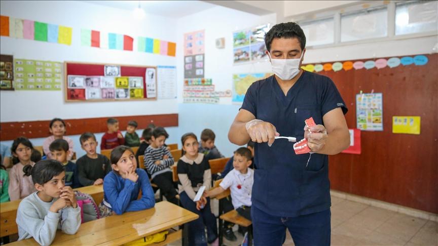 Diyarbakır'da diş hekimi adayları kırsaldaki öğrencilere ağız ve diş sağlığı hizmeti sunuyor