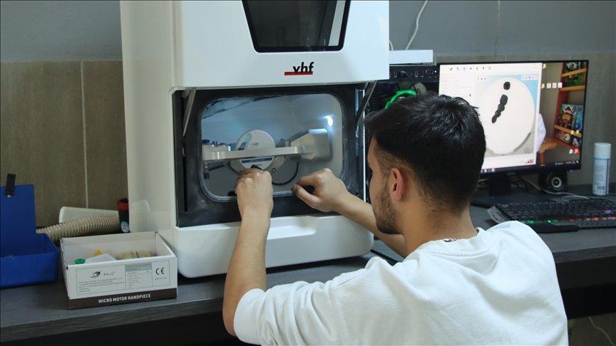 KOSGEB desteğiyle geliştirdiği laboratuvarında diş protezi üretiyor