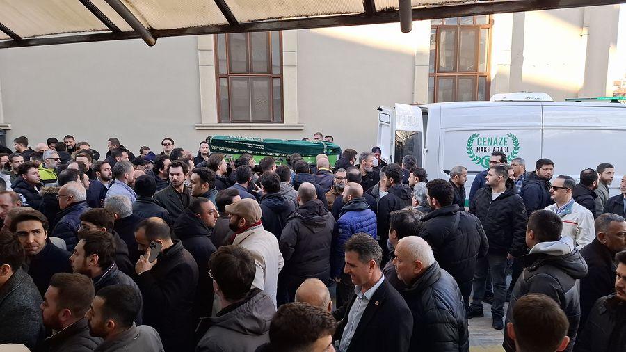 Doğumdan sonra evlerine dönerken kazada ölen doktor ve eşi son yolculuklarına uğurlandı