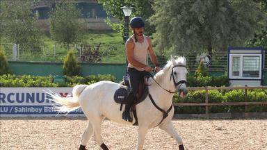 Hobi olarak biniciliğe başlayan doktor lisanslı sporcu oldu