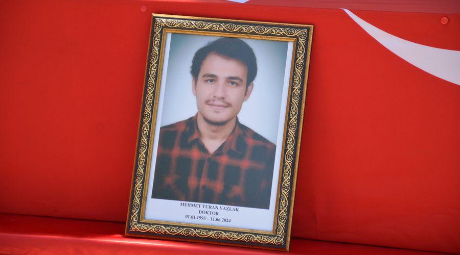 Henüz 2 yıllık doktordu: Geçici görev yolunda ölen Mehmet Turan Yazlak, son yolculuğuna uğurlandı