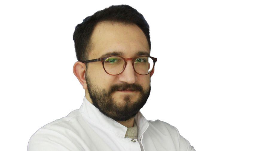 Maaş eylemi yapan doktor darp edildi