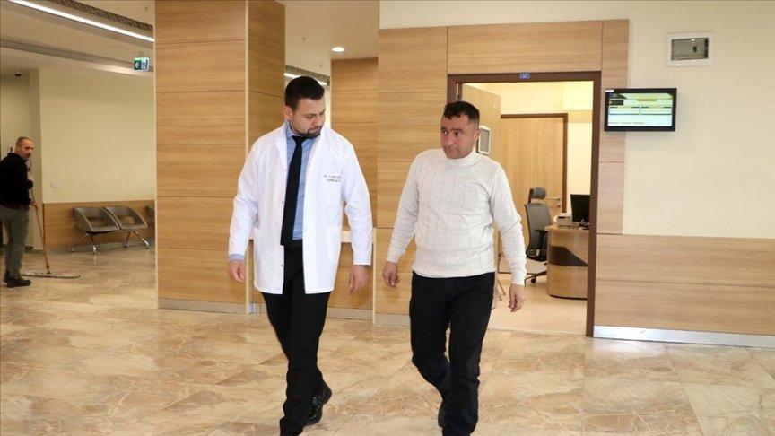 Doktorlar üzerine beton blok düşen işçiyi zamanla yarışarak hayata bağladı