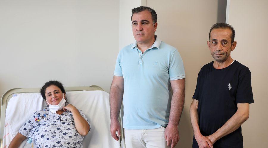 Doktorları, 2'şer kez böbrek nakli olan çifti 'mucize' diye tanımladı