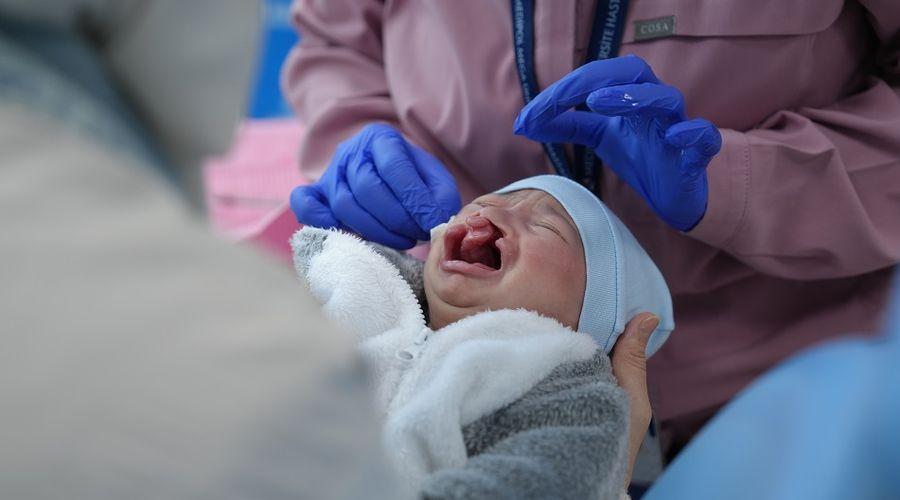 Dudak damağı yarığıyla dünyaya gelen Muhamed bebek için tedaviye başlandı