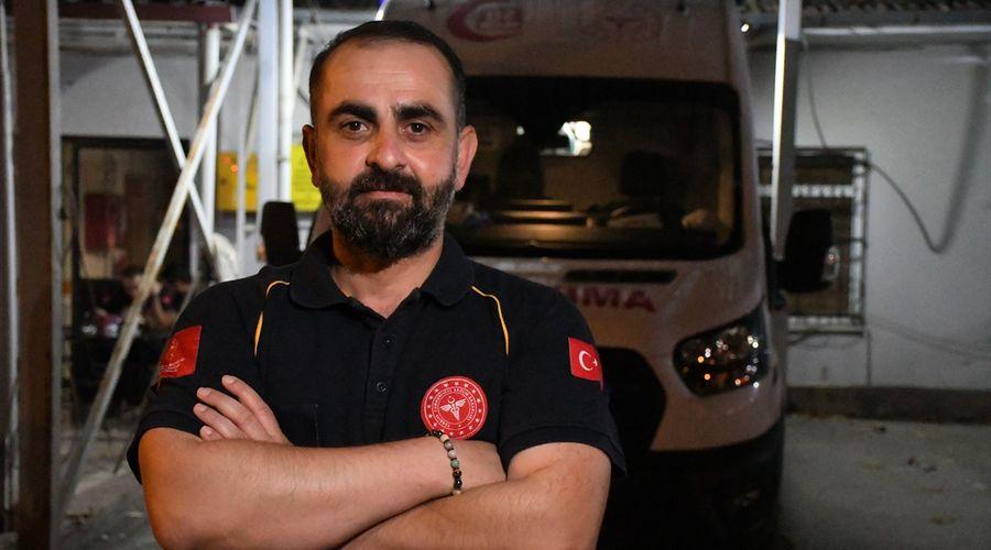 Ambulans şoförü, tedavi için terliği kesilen çocuğa ayakkabısını verdi