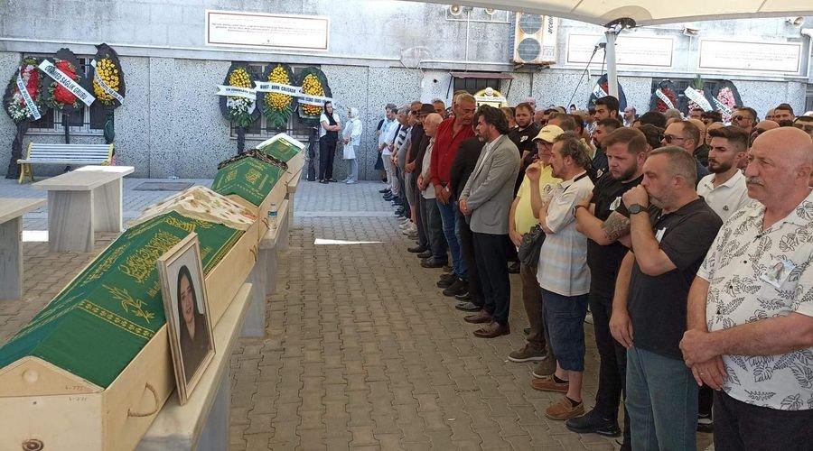 Domuza çarpan otomobilde hayatını kaybeden eczacı Begüm, son yolculuğuna uğurlandı