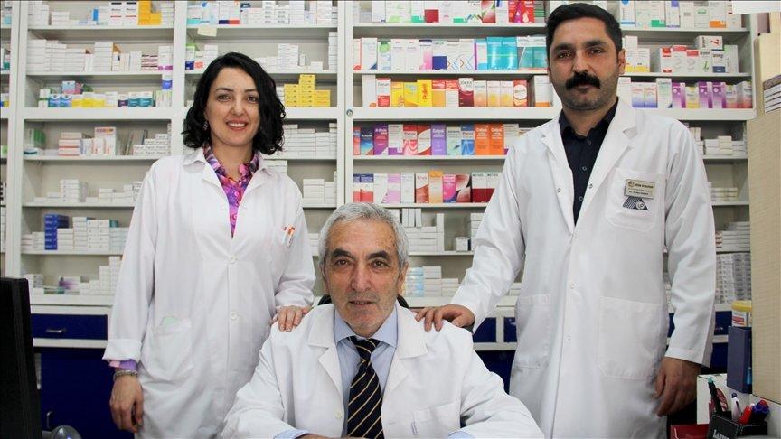 Eczane rafları arasında büyüyen abla kardeş babalarını örnek alarak eczacı oldu
