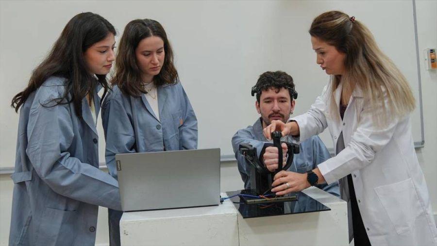 Beyin sinyalleriyle kontrol edilebilen 'el bilek rehabilitasyon cihazı' geliştirildi