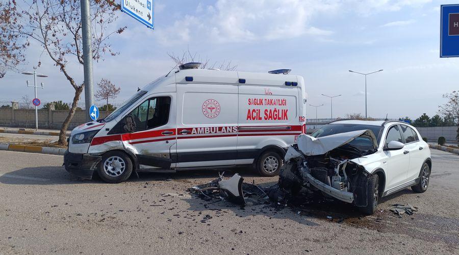 Elazığ'da ambulans ve otomobil çarpıştı: 2 yaralı