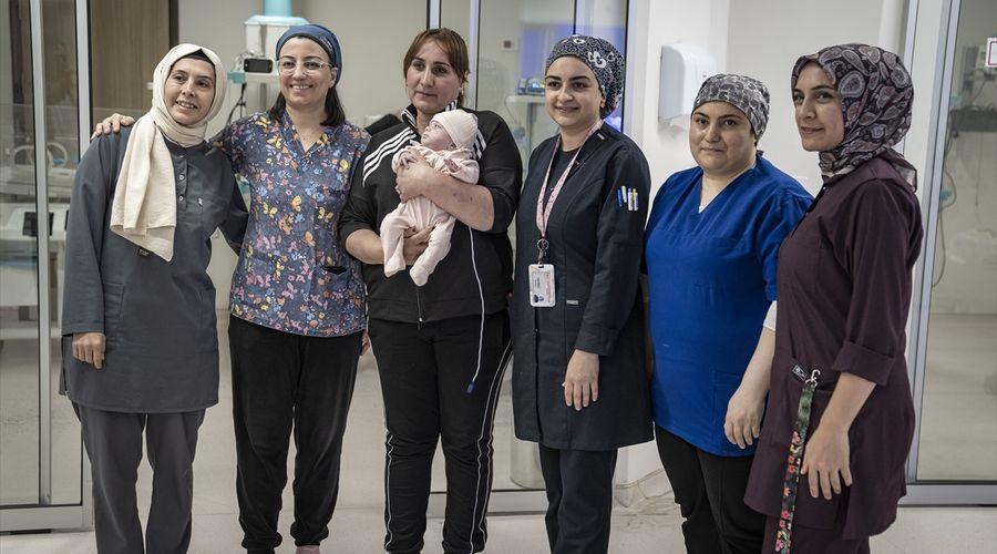 Erzurum'da 690 ve 780 gram doğan bebekler, aylar sonra sağlığına kavuştu