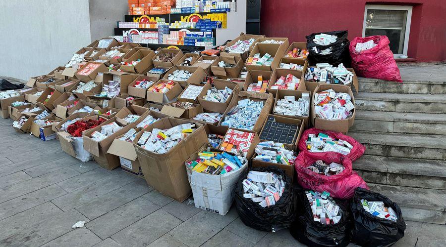 Evde başkalarına reçetelendirilmiş 145 bin kutu ilaç ele geçirildi; baba ile oğlu birbirini suçladı