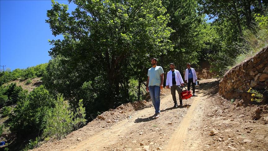 Yüksek rakımlı yerleşim yerlerindeki hastalara hizmet için dağları aşıyorlar