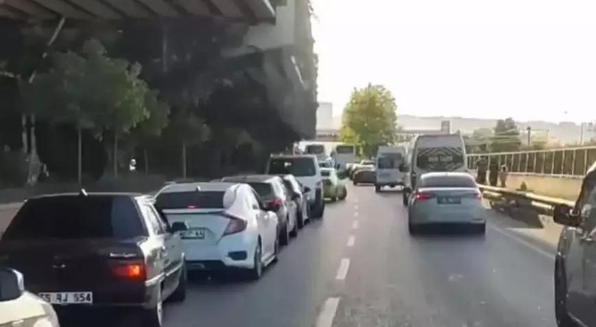 Samsun'da sürücülerin fermuar yöntemiyle ambulansa yol verme anı kamerada