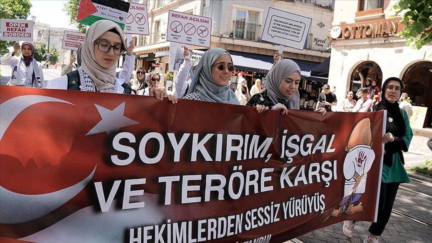 Hekimlerden İsrail'e tepki için sessiz yürüyüş