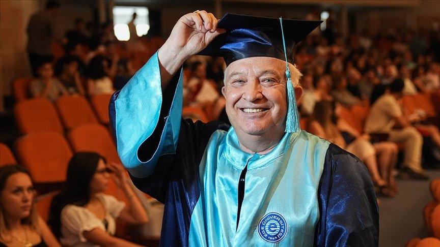 Sağlık çalışanı ailenin yeni üyesi 66 yaşındaki eczacı baba oldu
