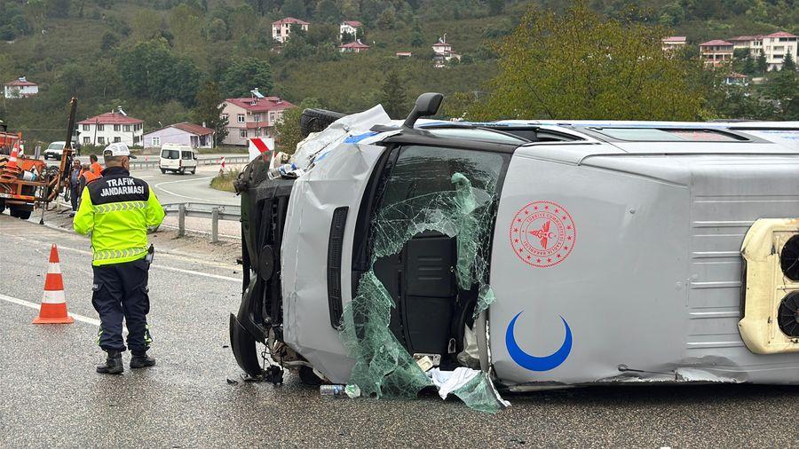Ordu'da hasta nakil aracı kayganlaşan yolda yan yattı: 1 yaralı