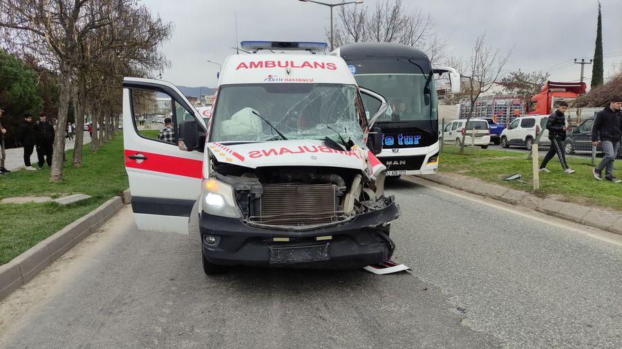 Bursa'da hasta taşıyan ambulans, hafriyat kamyonuna çarptı: 2 yaralı